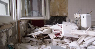 Демонтаж хрущевки в Тулуне - удаление старых полов и стен по выгодной цене от 1769 рублей.
